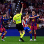 Výbor rozhodcov pripúšťa, že obranca Barcelony mal byť vylúčený proti Atléticu