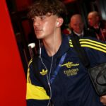 Max Dowman z Arsenalu prichádza na štadión pred zápasom 2. kola osemfinále Ligy majstrov UEFA 2025/26 medzi Arsenal FC a Bayer 04 Leverkusen na štadióne Arsenal 17. marca 2026 v Londýne v Anglicku.