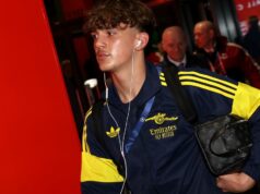 Vyčíňanie Maxa Dowmana, ktoré vyvolalo okamžitý rozruch v tréningu Arsenalu, hovorí za veľa Max Dowman z Arsenalu prichádza na štadión pred zápasom 2. kola osemfinále Ligy majstrov UEFA 2025/26 medzi Arsenal FC a Bayer 04 Leverkusen na štadióne Arsenal 17. marca 2026 v Londýne v Anglicku.