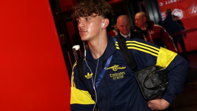 Vyčíňanie Maxa Dowmana, ktoré vyvolalo okamžitý rozruch v tréningu Arsenalu, Max Dowman z Arsenalu prichádza na štadión pred zápasom 2. kola osemfinále Ligy majstrov UEFA 2025/26 medzi Arsenal FC a Bayer 04 Leverkusen na štadióne Arsenal 17. marca 2026 v Londýne v Anglicku.