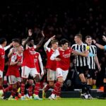 Hráči Arsenalu a Newcastlu sa v Emirates počas zúrivého stretnutia v roku 2023 nevidia z očí do očí.