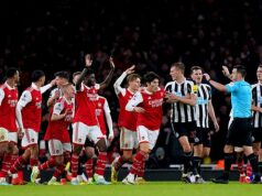 Vyrovnaná sezóna, hviezdni hráči na odchode a neistota ohľadom Howeovej budúcnosti: Prečo Newcastle prichádza do Arsenalu ako tieň svojho bývalého ja… a ako môžu Saudi zdvihnúť Toonovu náladu, píše CRAIG HOPE Hráči Arsenalu a Newcastlu sa v Emirates počas zúrivého stretnutia v roku 2023 nevidia z očí do očí.