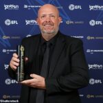 Andy Woodman doviedol Bromleyho v sobotu k postupu do League One, v nedeľu večer vyhral cenu League Two za manažéra sezóny a medzitým videl jeho syna Freddieho debutovať v Premier League za Liverpool.