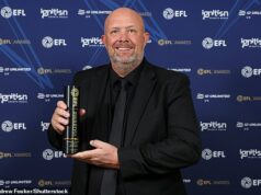 ‚Vyšiel som zo sprchy a videl som, že Freddie je v bránke Liverpoolu… Bol som unesený!‘: Andy Woodman o svojom šoku z debutu svojho syna Freddieho v Reds, ich rozprávkového víkendu a o tom, ako brankár pomáha Mohamedovi Salahovi Andy Woodman doviedol Bromleyho v sobotu k postupu do League One, v nedeľu večer vyhral cenu League Two za manažéra sezóny a medzitým videl jeho syna Freddieho debutovať v Premier League za Liverpool.