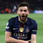 Khvicha Kvaratskhelia po tom, čo strelil štvrtý gól svojho tímu počas prvého zápasu semifinále Ligy majstrov UEFA medzi Parížom Saint-Germain (PSG) a Bayernom Mníchov.