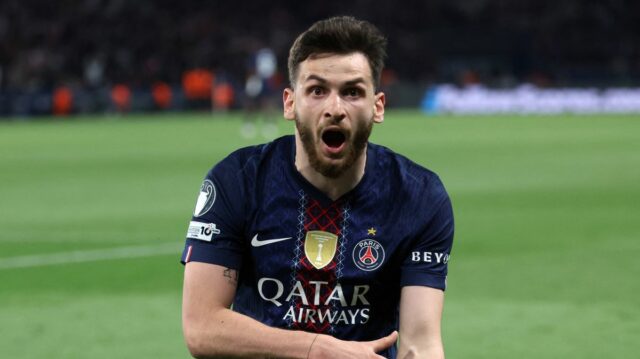 Khvicha Kvaratskhelia po tom, čo strelil štvrtý gól svojho tímu počas prvého zápasu semifinále Ligy majstrov UEFA medzi Parížom Saint-Germain (PSG) a Bayernom Mníchov. 