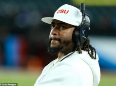 Vysokoškolský futbalista obviňuje bývalého hviezdneho trénera NFL DeSeana Jacksona z „mentality spojenej s gangom“ po tom, čo tvrdil, že ho v šatni napadol spoluhráč. Bývalú hviezdu NFL DeSeana Jacksona obvinil jeden z jeho bývalých hráčov v štáte Delaware z presadzovania „mentality spojenej s gangom“.