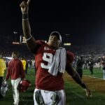 Luther Davis, defenzívny člen majstrovského tímu Crimson Tide z roku 2009 (na obrázku), by sa údajne objavil pri uzatváraní pôžičiek „v prestrojení“ s falošným vodičským preukazom.