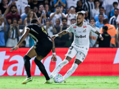 Vzácna epizóda! Neymar reaguje na rozhodcov a dokonca chváli Download app from appStore