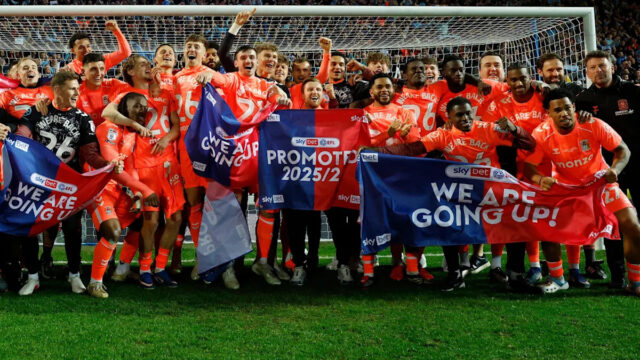 Fanúšikovia Coventry počas zápasu v Blackburne, ktorý si zabezpečil propagáciu