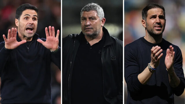 Cesc Fabregas a Osian Roberts oslavujú povýšenie Como 1907 do Serie A v roku 2024. 