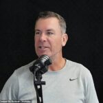 Wayne Carey prezradil, že viac ako 20 rokov po tom, čo ho prinútil odísť do dôchodku, stále trpí vážnymi následkami zranenia krku.