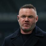 Wayne Rooney sa pozerá