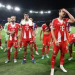 Hráči Harryho Kanea a Bayernu Mníchov po prehre 5:4 od PSG v utorok večer