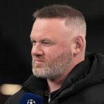 LIVERPOOL, ANGLICKO – 14. apríla: Wayne Rooney komentoval pre Amazon Prime Video štvrťfinálový zápas druhej časti Ligy majstrov UEFA 2025/26 medzi Liverpoolom FC a Paris Saint-Germain (PSG) na Anfielde 14. apríla 2026 v Liverpoole v Anglicku. (Foto: Jean Catuffe/Getty Images)