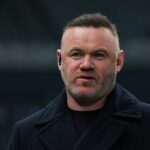 Wayne Rooney sa pozerá