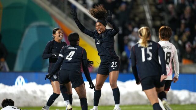 Wesley žiari, keď USWNT porazí Japonsko 3:0 v sérii, ktorá rozhodne
