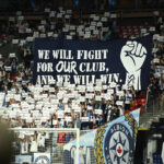 25. apríla 2026; Vancouver, Britská Kolumbia, CAN; Fanúšikovia Vancouveru Whitecaps FC držia nápisy pred prvým polčasom proti Coloradu Rapids na BC Place. Povinný kredit: Simon Fearn-Imagn Images