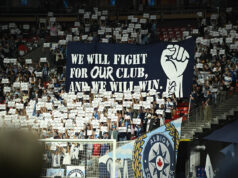 Whitecaps hovoria, že „silnou preferenciou“ je zostať vo Vancouveri uprostred správ o možnom presune 25. apríla 2026; Vancouver, Britská Kolumbia, CAN; Fanúšikovia Vancouveru Whitecaps FC držia nápisy pred prvým polčasom proti Coloradu Rapids na BC Place. Povinný kredit: Simon Fearn-Imagn Images