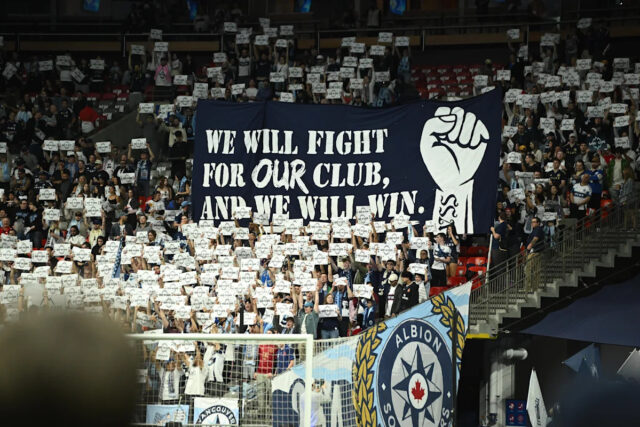 25. apríla 2026; Vancouver, Britská Kolumbia, CAN; Fanúšikovia Vancouveru Whitecaps FC držia nápisy pred prvým polčasom proti Coloradu Rapids na BC Place. Povinný kredit: Simon Fearn-Imagn Images