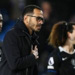 BRIGHTON, ANGLICKO - 21. apríla: Liam Rosenior, manažér Chelsea, poďakoval fanúšikom po zápase Premier League medzi Brighton & Hove Albion a Chelsea na Amex Stadium 21. apríla 2026 v Brightone v Anglicku. (Foto: Darren Walsh/Chelsea FC cez Getty Images)