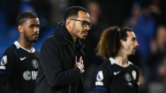 BRIGHTON, ANGLICKO - 21. apríla: Liam Rosenior, manažér Chelsea, poďakoval fanúšikom po zápase Premier League medzi Brighton & Hove Albion a Chelsea na Amex Stadium 21. apríla 2026 v Brightone v Anglicku. (Foto: Darren Walsh/Chelsea FC cez Getty Images)
