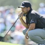 Xander Schauffele šetrí par po tom, čo loptička pristane fanúšikovi v taške na Masters