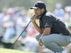 Xander Schauffele šetrí par po tom, čo loptička pristane fanúšikovi v taške na Masters Xander Schauffele šetrí par po tom, čo loptička pristane fanúšikovi v taške na Masters