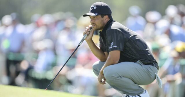 Xander Schauffele šetrí par po tom, čo loptička pristane fanúšikovi v taške na Masters
