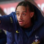Xavi Simons robí bod z lavičky počas zápasu Premier League medzi Sunderlandom a Tottenhamom Hotspur