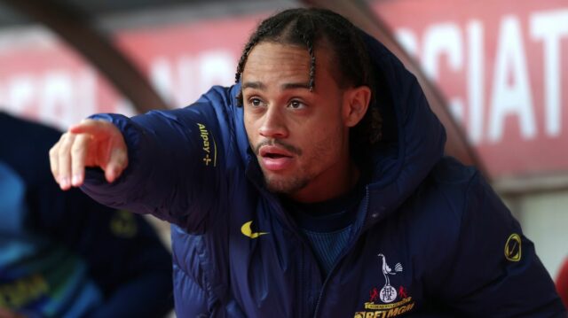 Xavi Simons robí bod z lavičky počas zápasu Premier League medzi Sunderlandom a Tottenhamom Hotspur