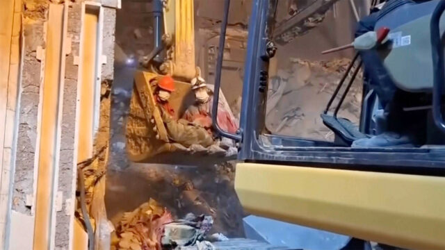 Záchranári pátrajú po preživších po útokoch na domy v Iráne | Americko-izraelská vojna proti Iránu
