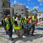 Záchranári sa prehrabávajú v troskách po smrtiacich izraelských útokoch v južnom Libanone | Americko-izraelská vojna proti Iránu