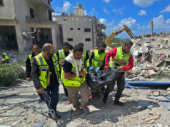 Záchranári sa prehrabávajú v troskách po smrtiacich izraelských útokoch v južnom Libanone | Americko-izraelská vojna proti Iránu Záchranári sa prehrabávajú v troskách po smrtiacich izraelských útokoch v južnom Libanone | Americko-izraelská vojna proti Iránu