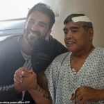 Zosnulý Diego Maradona (vpravo) si 11. novembra 2020 podáva ruku so svojím lekárom Leopoldom Luqueom, ktorý bol obvinený, v Olivose v provincii Buenos Aires v Argentíne.