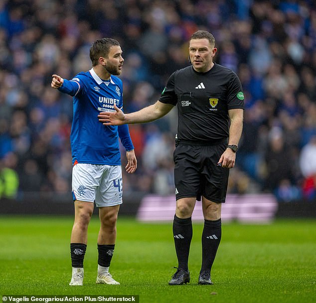 Zahanbujúca absencia škótskych rozhodcov na 170-člennej súpiske FIFA na majstrovstvách John Beaton nebude na svetovej scéne po boku belgického stredopoliara Rangers Nica Raskina