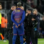 BARCELONA, ŠPANIELSKO – 22. apríla: Rozhodcovia a zamestnanci štadióna sa rozprávajú, keď je hra prerušená z dôvodu lekárskej pohotovosti na tribúne počas zápasu LaLiga EA Sports medzi FC Barcelona a RC Celta de Vigo na Spotify Camp Nou 22. apríla 2026 v Barcelone v Španielsku. (Foto: Alex Caparros/Getty Images)