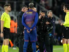 Zápas Barcelony bol prerušený pre „zdravotnú pohotovosť“, keď hráči opúšťali ihrisko s policajtmi v hľadisku BARCELONA, ŠPANIELSKO – 22. apríla: Rozhodcovia a zamestnanci štadióna sa rozprávajú, keď je hra prerušená z dôvodu lekárskej pohotovosti na tribúne počas zápasu LaLiga EA Sports medzi FC Barcelona a RC Celta de Vigo na Spotify Camp Nou 22. apríla 2026 v Barcelone v Španielsku. (Foto: Alex Caparros/Getty Images)