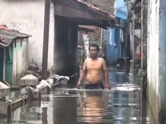 Záplavová voda po pás núti stovky ľudí evakuovať Jávu v Indonézii Záplavová voda po pás núti stovky ľudí evakuovať Jávu v Indonézii