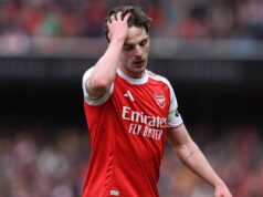 Zdevastovaná hviezda Arsenalu bola na ihrisku utešená po obrovskej rane o titul Declan Rice