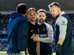 Zdravotnícky personál Tottenhamu bol niektorými fanúšikmi označený za „úplne bezradných“ v súvislosti s tým, ako zaobchádzali s roztrhaným ACL Xaviho Simonsa – so „šialeným rozhodnutím“ nechať hviezdu, aby sa pokúsila hrať aj napriek spornému zraneniu. Mnoho fanúšikov Spurs je nahnevaných na svoj zdravotný personál kvôli ich liečbe Xaviho Simonsa (vľavo)