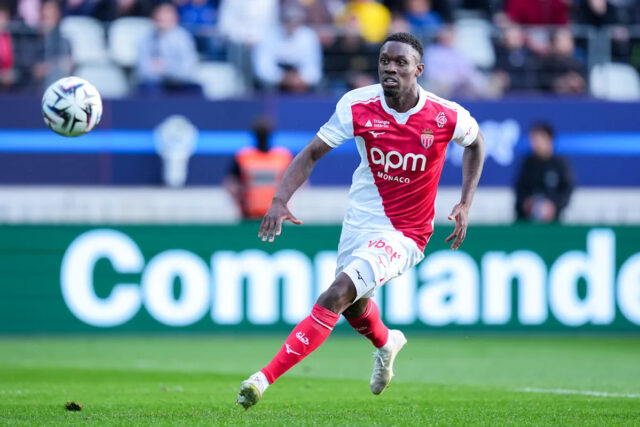 Americký útočník #09 z Monaka Folarin Balogun (C) oslavuje druhý gól svojho tímu počas francúzskeho futbalového zápasu L1 medzi AS Monaco a AJ Auxerre na Stade Louis II v Monackom kniežatstve 19. apríla 2026. (Foto: Valery HACHE / AFP cez Getty Images)
