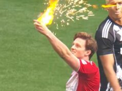 Žltá karta bývalého rozhodcu Premier League bola nastavená na FIRE v zápase Sidemenu vo Wembley Fosh zapol oheň