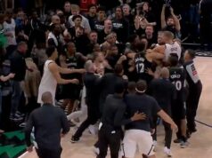 Zmätok na konci zápasu play-off Nuggets-Timberwolves, keď Nikola Jokic vyvolal obrovskú bitku po kontroverznom čine Jadena McDanielsa Víťazstvo Minnesoty Timberwolves v play off nad Denverom Nuggets sa v sobotu skončilo chaosom