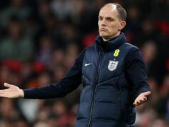 Zostava majstrovstiev sveta v Anglicku: Hráči, ktorí BY MALI vynechať finále Thomasa Tuchela 26 Thomas Tuchel, hlavný tréner Anglicka, reaguje na okraj počas medzinárodného priateľského zápasu medzi Anglickom a Japonskom na štadióne Wembley 31. marca 2026 v Londýne v Anglicku.