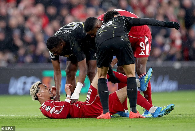 Zranenie Huga Ekitikeho je „zlé“, tvrdí spoluhráč z Liverpoolu Ibrahima Hugo Ekitike utrpel proti PSG zrejme vážne zranenie