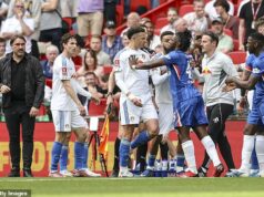 Zúrivé hviezdy Leedsu čelia hráčom Chelsea v „podvádzaní“: Blues obvinili Roberta Sancheza, aby v napätom momente počas semifinále FA Cupu šiel dole – napriek tomu, že brankár NIE JE zranený Leeds a Chelsea sa dostali do konfliktu, keď si Blues užili trochu podozrivý lekársky oddychový čas