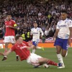 Elliot Anderson unikol trestu za zákrok proti Olliemu Watkinsovi v prvom polčase