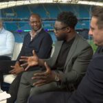 Roy Keane (vľavo) sa dostal do konfliktu s Micahom Richardsom (druhý sprava) a Garym Nevilleom (vpravo) kvôli výkonu Arsenalu proti Manchestru City.