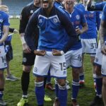 Zosnulý Joe Thompson, hrdina z Rochdale, ktorý strelil gól, ktorý udržal klub v League One v roku 2018. Jeho blízky priateľ Ian Henderson stojí po Thompsonovej ľavici